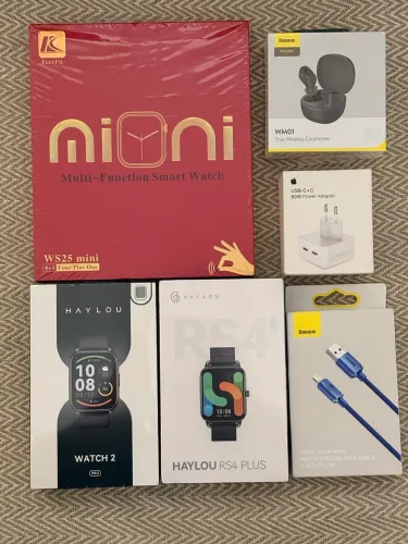 Smartwatch, carregador e fone de ouvido 