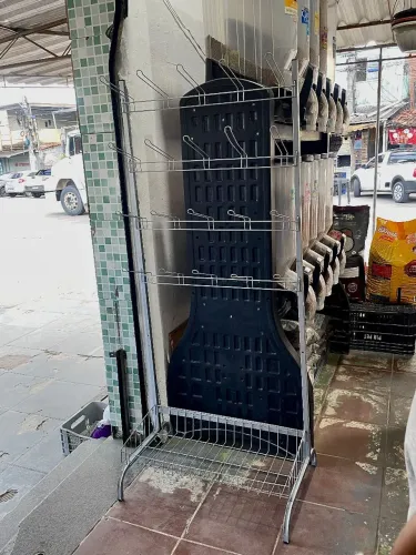 Suporte organizador de metal com ganchos e uma cesta inferior