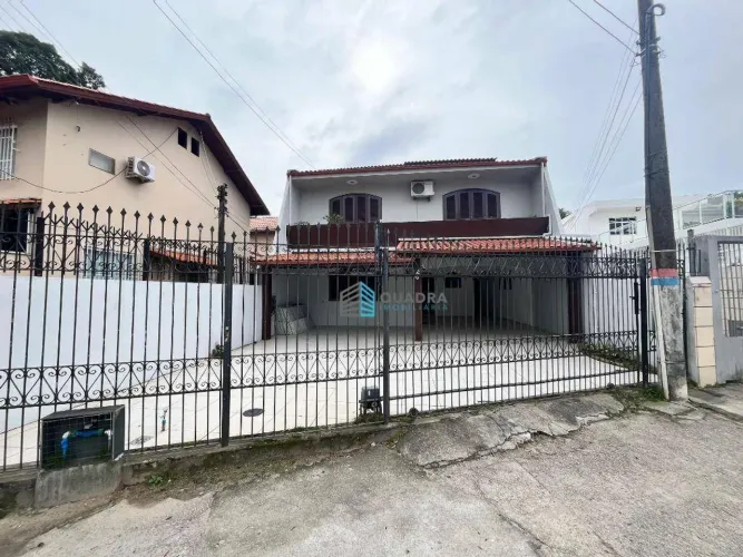 Casa com 3 edificações, salão de festas e potencial construtivo OUC-7 no Saco dos Limões
