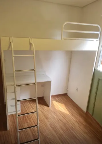 Cama suspensa acompanha escada e proteção lateral