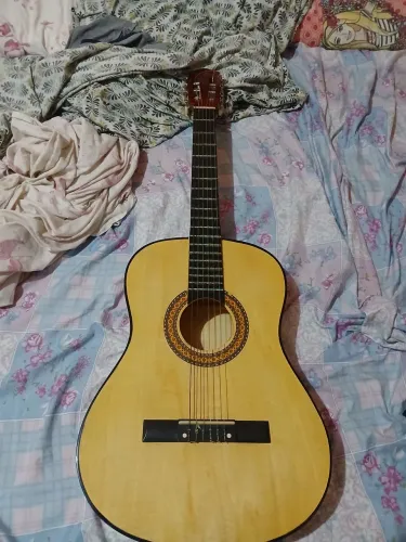 Violão com cordas de Nylon: acompanha capa protetora, capotraste e palheta