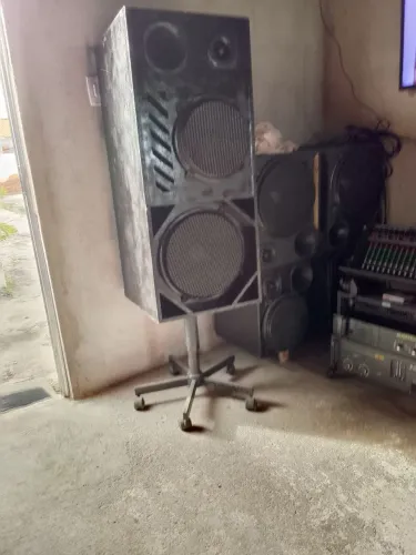 Vendo uma caixa de som funcionando perfeitamente