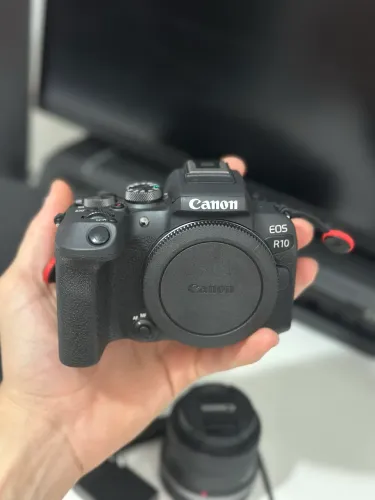 Canon r10 + lente de kit + case e acessórios (NOVA)