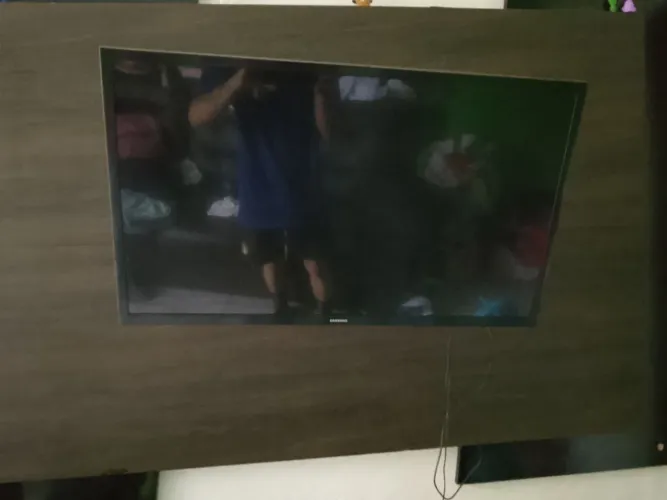 VENDO ESSE PAINEL COM ESTANTE USADO, ESTA COM UNS ARRANHÕES MAIS NÃO INTERFERE EM NADA