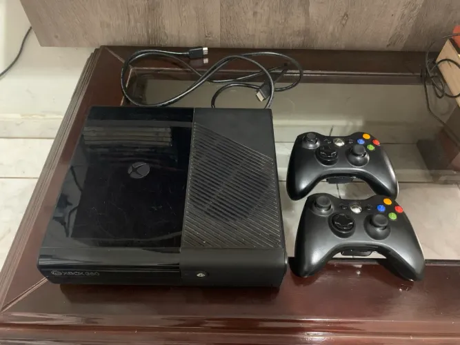 Xbox 360 Bloqueado + 2 controles e fonte (Tudo original)