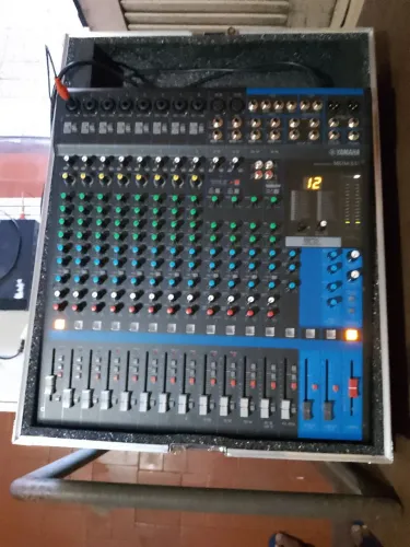 MESA DE SOM PROFISSIONAL YAMAHA MG XU 16 CANAIS COM O KEIZER PROFISSIONAL SEMI NOVA