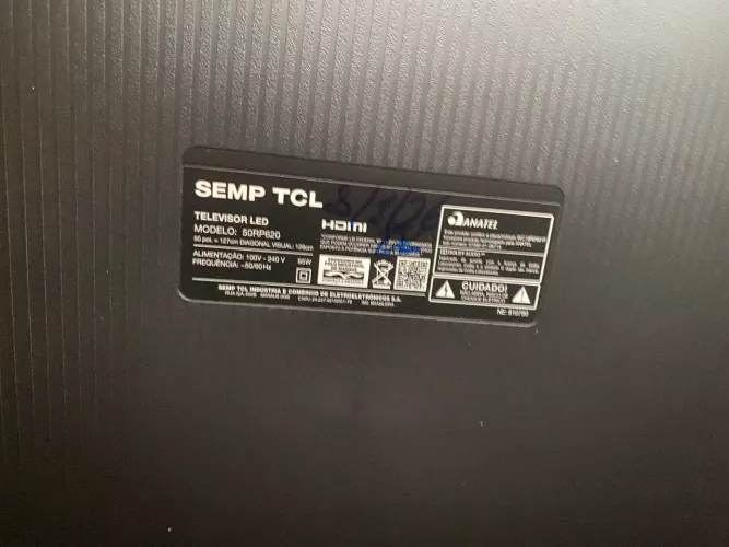 Tv 50 roku, liga e não permanece ligada. Está com umas listras . 