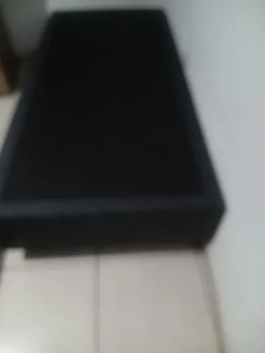 Cama box solteiro com pés de aço.