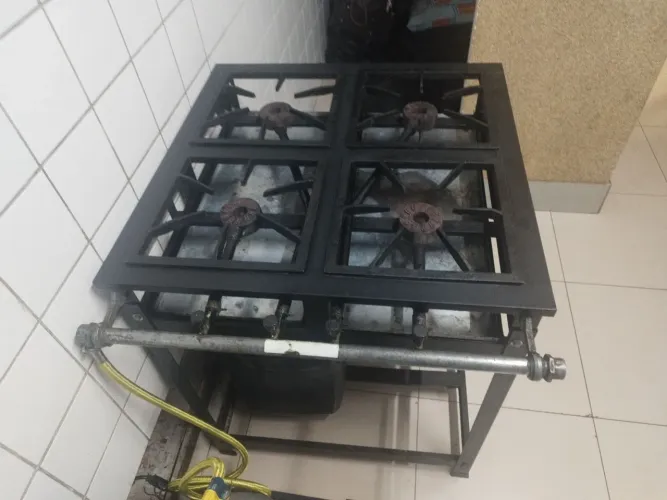 Vendo fogão industrial 4 bocas