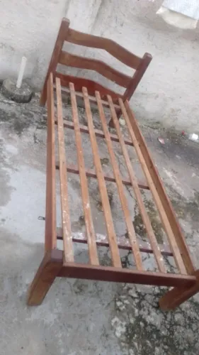 Cama de madeira maciça solteiro