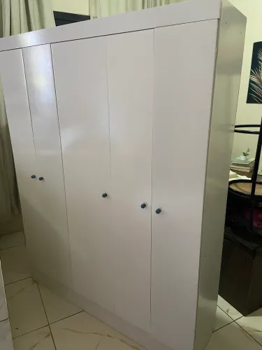 armário- 5 portas, sem marcas de uso ou defeito
