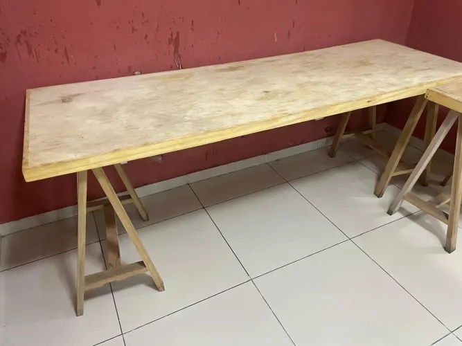 Mesa com tampão de madeira