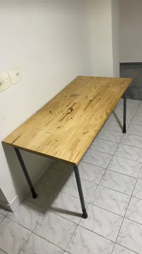 Mesa de madeira com base de ferro