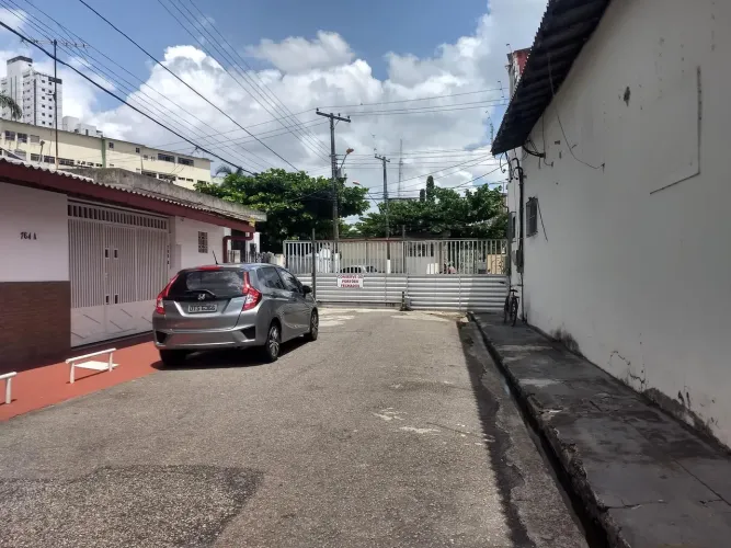 Áurea Emmanuele Corretora  - Vendo A VISTA Casa em Vila no Bairro do Marco