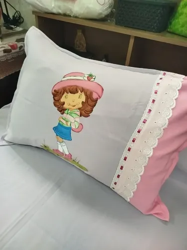 Colcha solteiro com fronha para travesseiro personagem Moranguinho