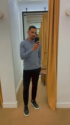 Suéter Puro cashemere cinza gola careca.