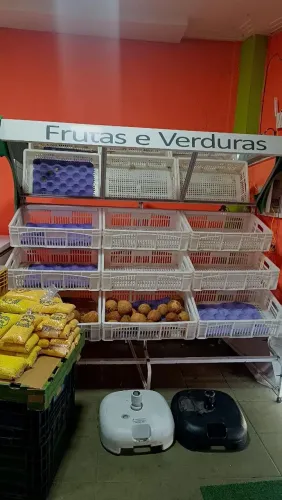 Vendo bancas,fruteira expositora de frutas e verduras,balança e potes de tempero