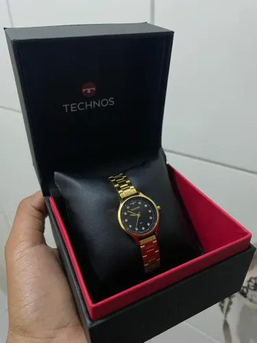 Vende-se relógio Technos Feminino Mini Dourado possui pulseira de aço inoxidável