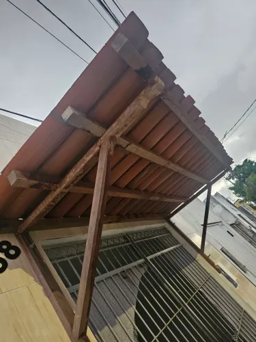 Vendo Cobertura Com Mão Francesa de Madeira.