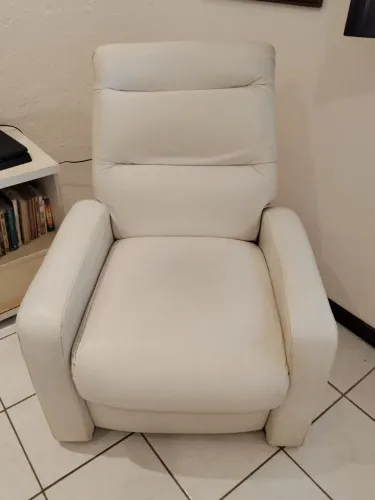 Poltrona branca reclinável