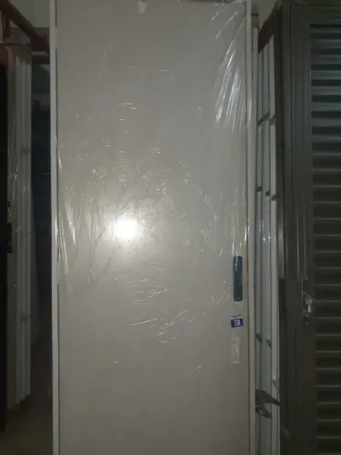 porta de madeira branca com portal de aço branca 399,90 a vista