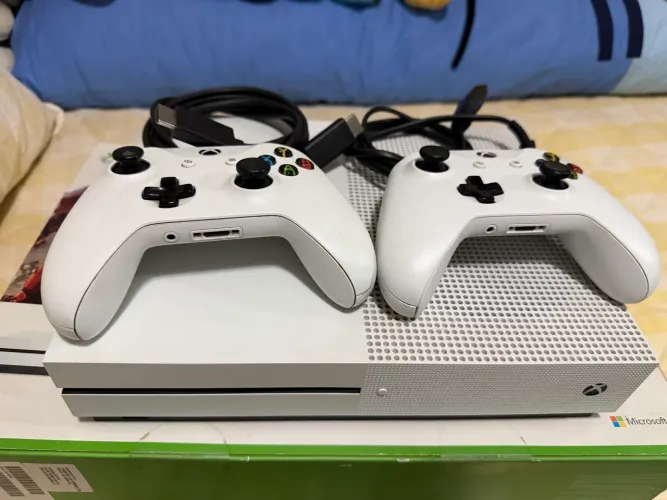 Xbox one s com 2 controles e GTA V