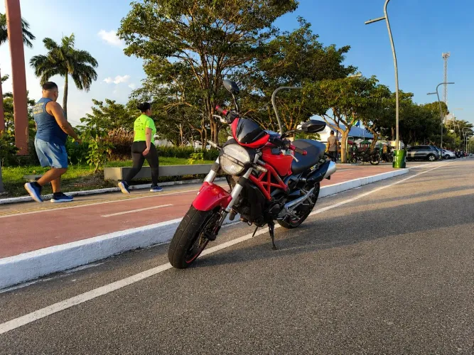 Moto esportiva Ducati 696