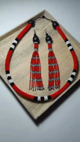 Colar expirado na cobra coral 