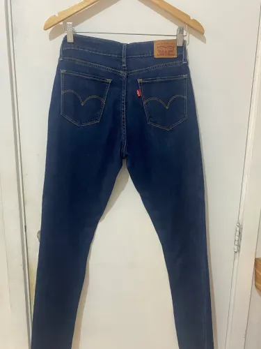 Calça levis skiny