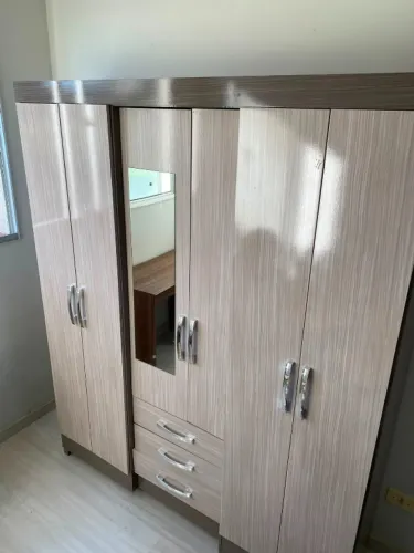 Guarda-roupa 6 portas e 3 gavetas à venda