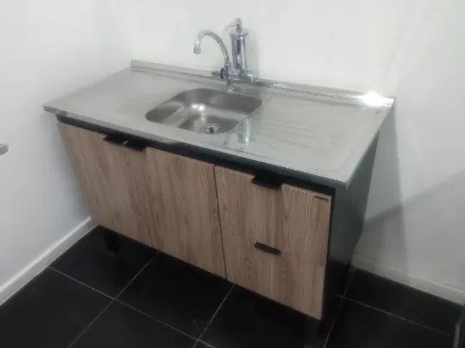 Gabinete completo com pia, torneira e filtro.