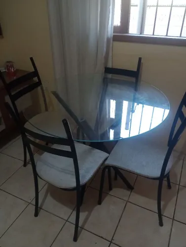 Mesa com 4 Cadeiras, de bom estado ela está .