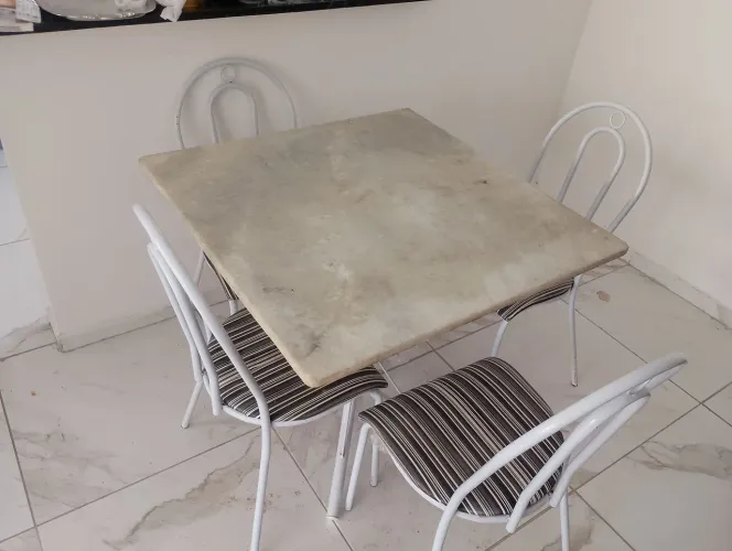 Mesa de 4 Cadeiras com tampo de mármore