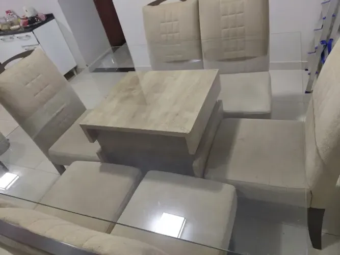 VENDE-SE UMA MESA DE VIDRO QUADRA DE 6 CADEIRAS 62 9 *