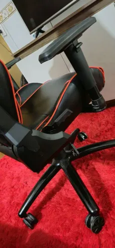 Vendo cadeira Gamer  marca pichau muito nova sem detalhe regulagem altura encrina  total