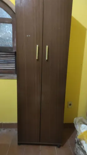 Guarda roupa com rodinhas pouco uso