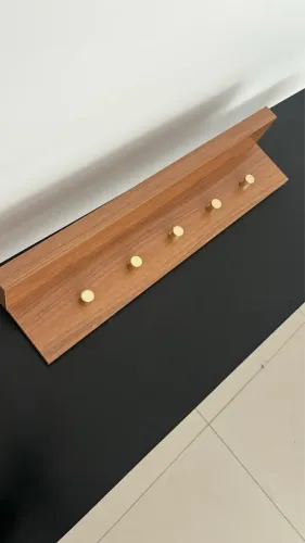 Cabideiro de Parede em Madeira com Ganchos Dourados - Estilo Moderno