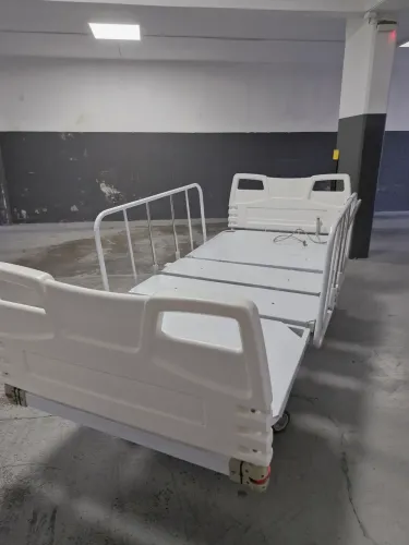 Cama hospitalar motorizada.