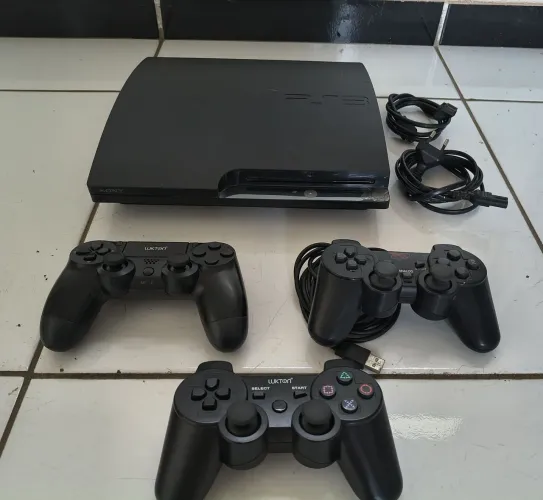 PS3 Slim Desbloqueado HD 500g e com Três controles..