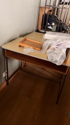 Mesa escolar amarela com escaninho