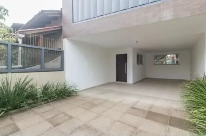 Casa sobrado para Venda de 3 dormitórios e 4 vagas no Jardim Sabará