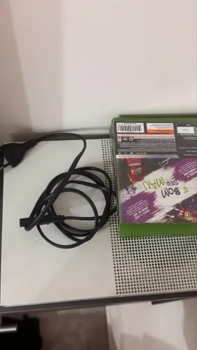 XBOX ONE S + 4 JOGOS (NÃO TEM CONTROLE)