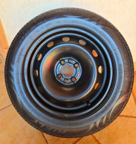 Pneu 185/65 R15 com roda da Fiat
