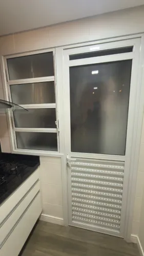 Porta e janela de Alumínio Branco para Cozinha/Lavanderia: Porta de Giro + Janela