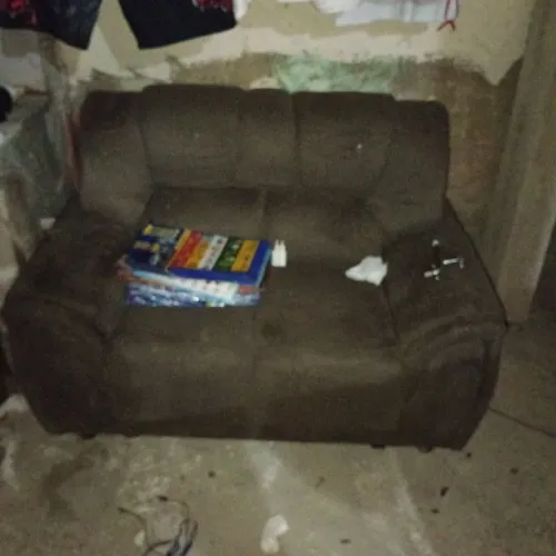 Vendo um sofá 2 lugares. O Estado do produto e bom . Não tem cheiro mofo e nem odor .