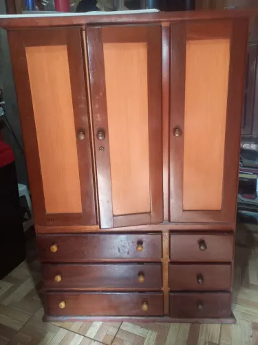 Guarda roupa de madeira