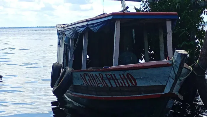 Vendo barquinho muito bom e barato 25 mil venha conferi o barco se encontra em Mouras rio 