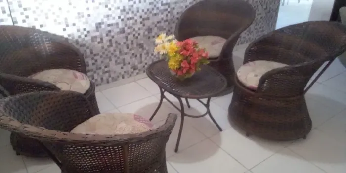 Conjunto de cadeiras e mesa em vime 