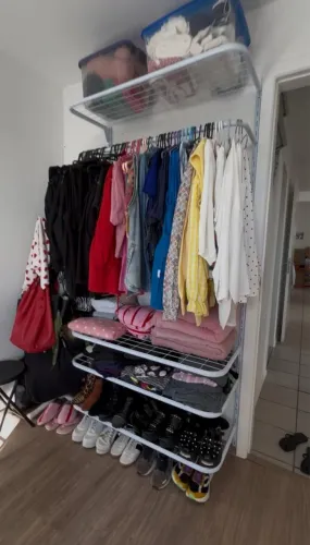 Closet aramado branco com cabideiro + prateleiras | Excelente estado