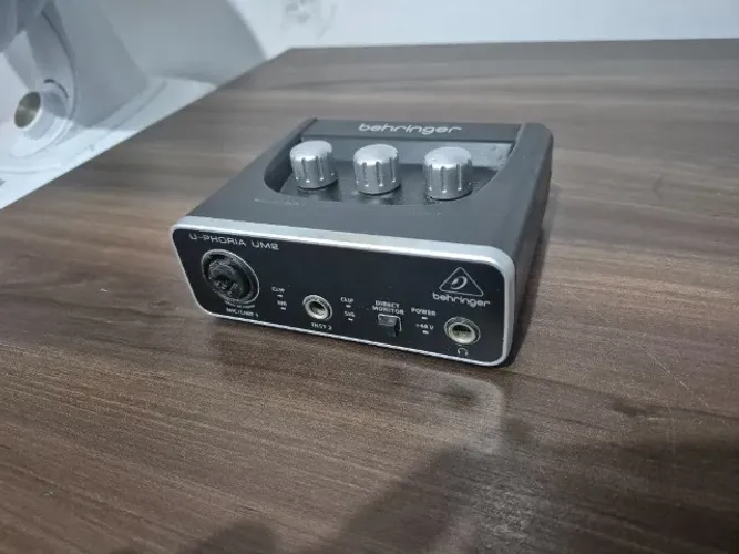 Interface de Áudio Behringer UM2